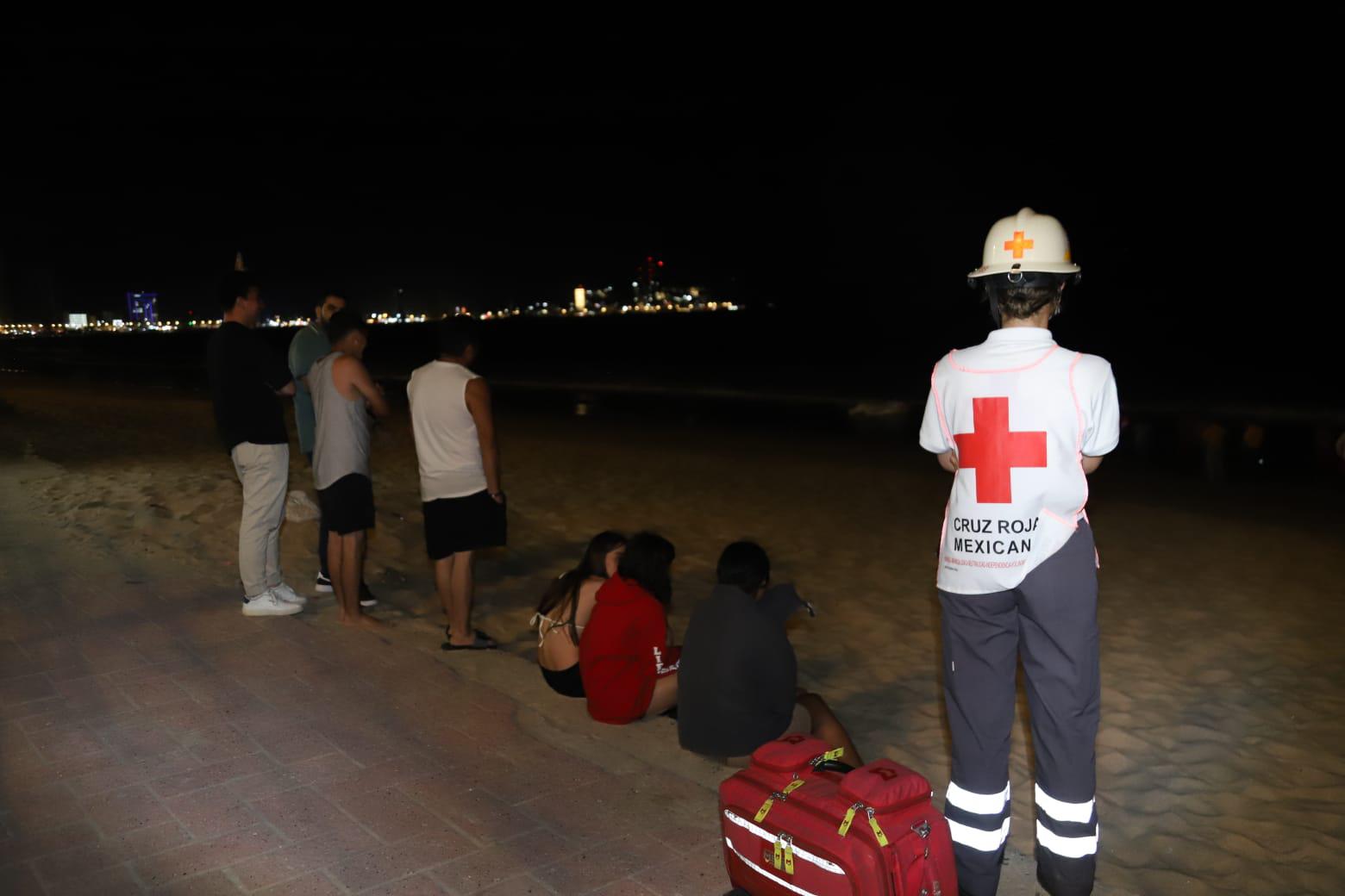 $!Rescatan a bañistas y prestador de servicios a la deriva en motos acuáticas en Mazatlán