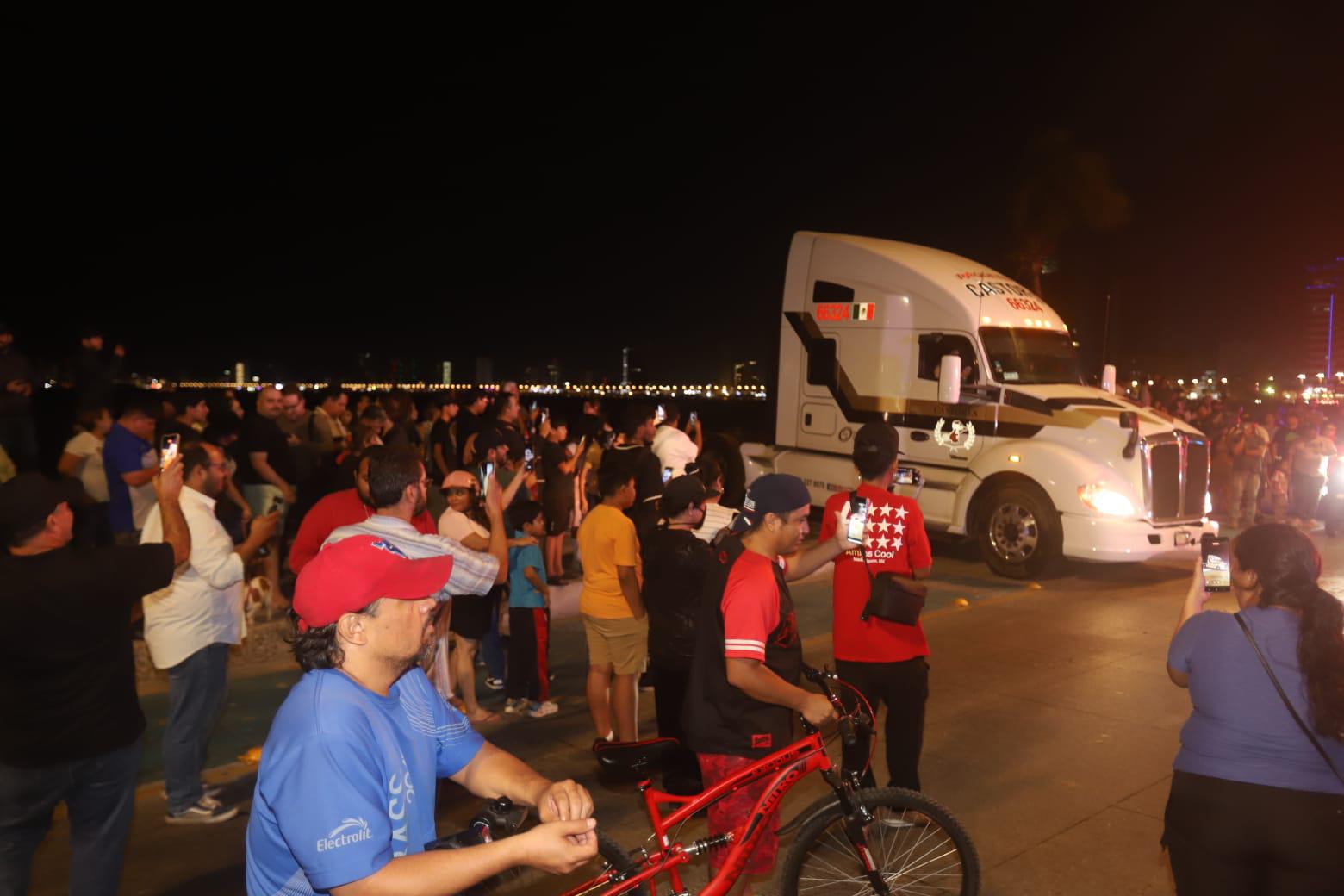 $!Se atora tráiler en la arena de Playa Norte, en Mazatlán
