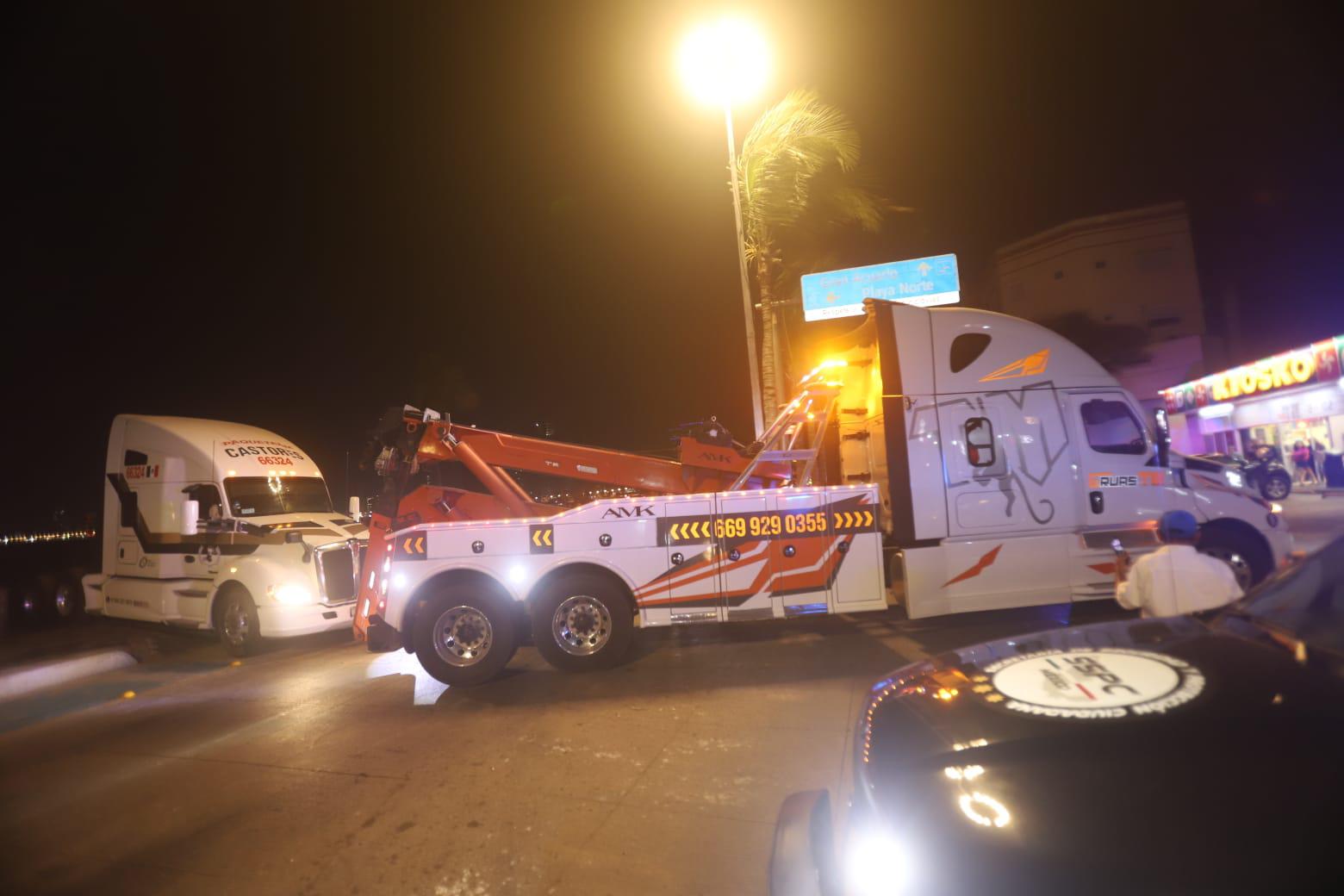 $!Se atora tráiler en la arena de Playa Norte, en Mazatlán