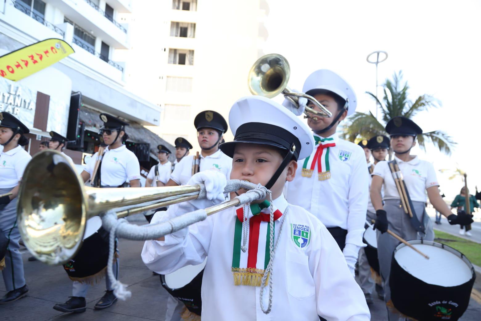 $!Participan más de 600 alumnos en el desfile conmemorativo del Día de la Bandera en Mazatlán