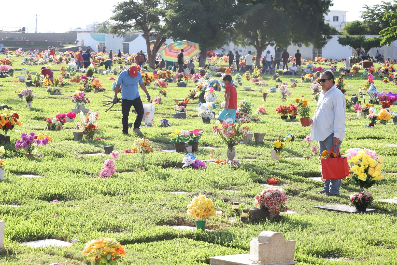 $!Tradición y nostalgia marcan la jornada del Día de Todos los Santos en Mazatlán