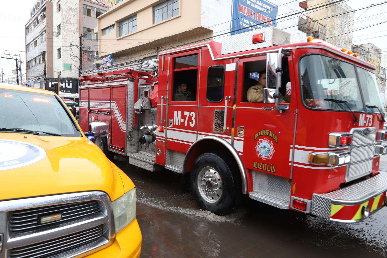 $!Moviliza a Bomberos y PC conato de incendio en una tienda del Centro de Mazatlán