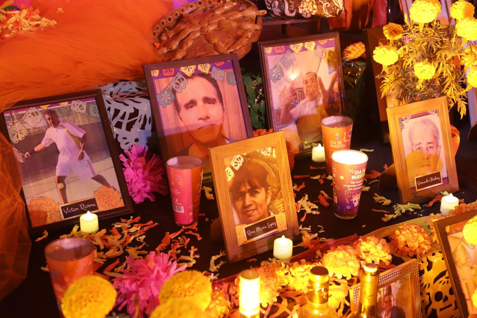 $!En el altar lucen algunas fotografías de colaboradores del Grupo El Cid que ya fallecieron.
