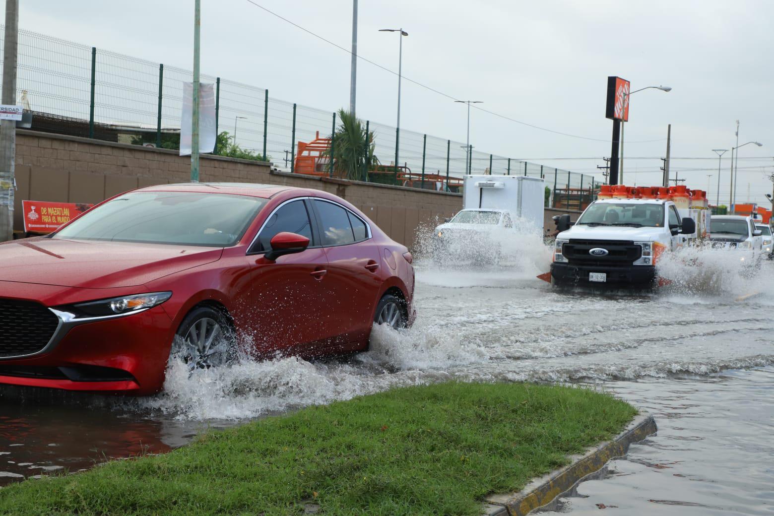 $!Lluvias dejan nuevamente calles encharcadas en Mazatlán