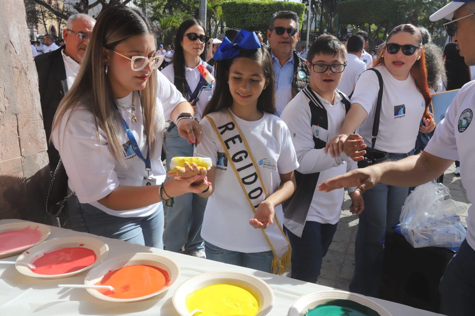$!Realizan desfile y pintan mural para concientizar sobre el uso adecuado del agua