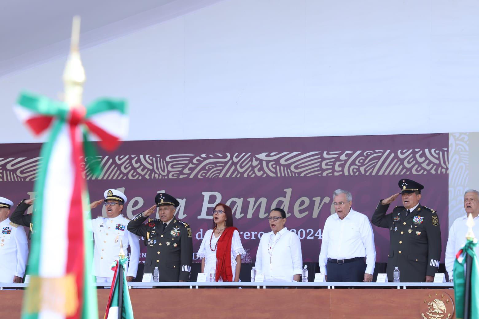 $!Encabeza AMLO celebración del Día de la Bandera en la Glorieta Sánchez Taboada de Mazatlán