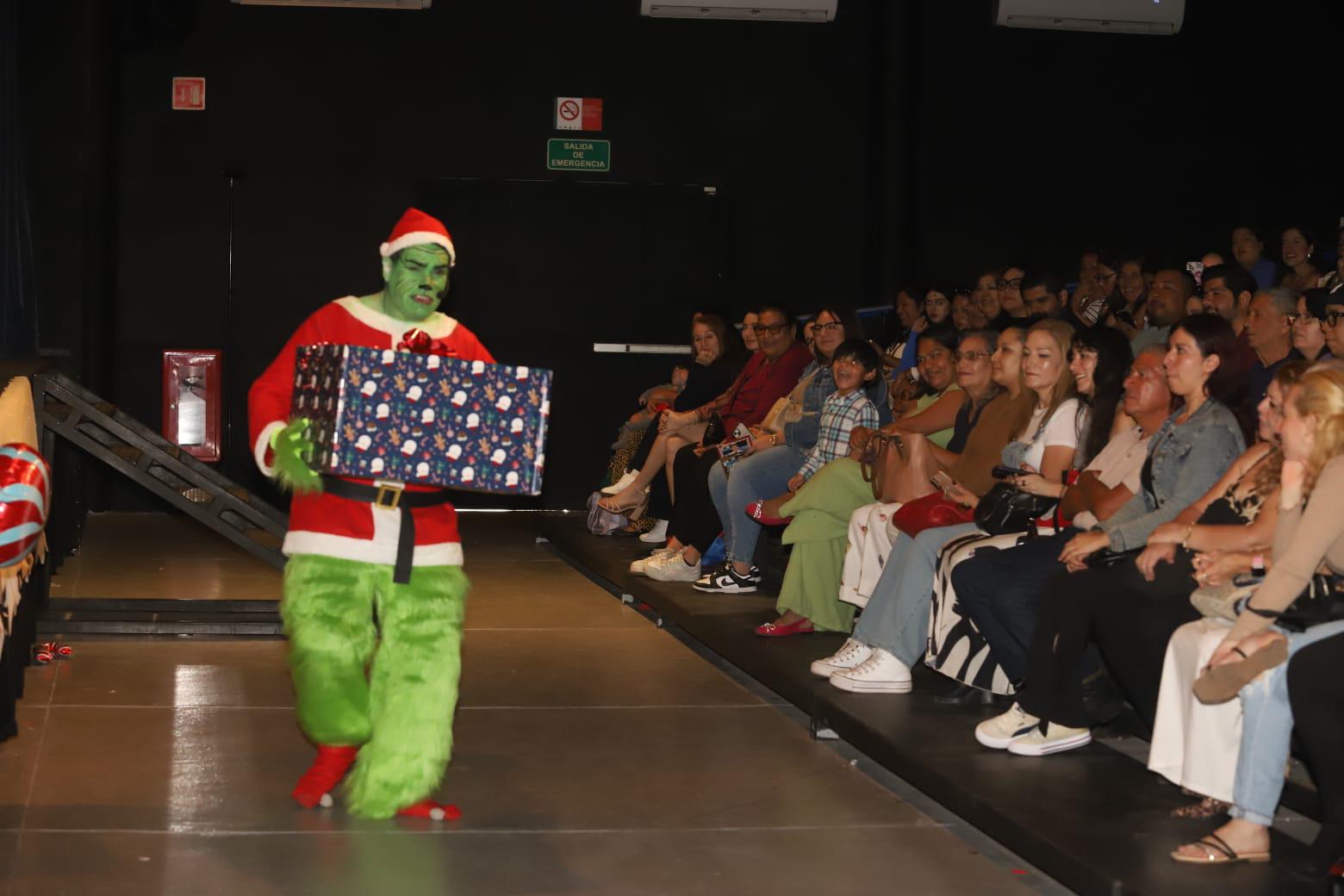 $!El Grinch en su intento de robar la Navidad.