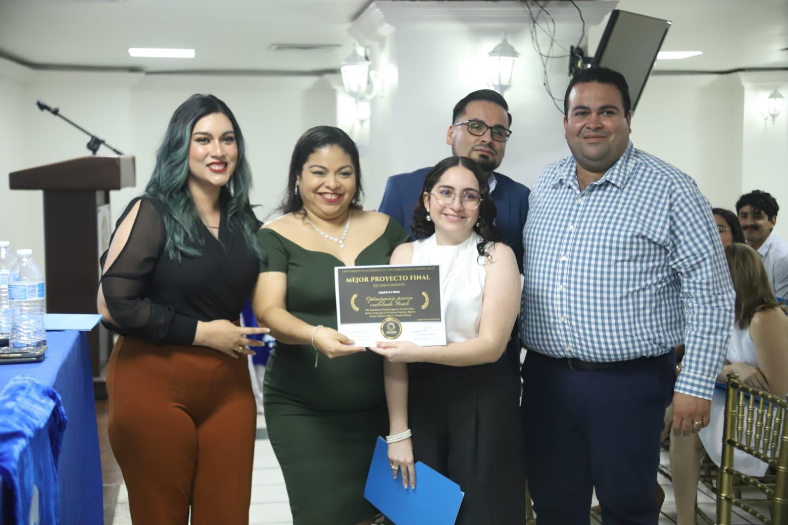$!Verónica Ibarra, Iris ramos, Alberto Roque, Guadalupe Sarabia y Édgar Enrique Peinado, ganadores uno de los reconocimientos por su proyecto final.