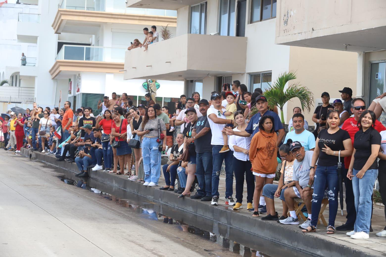$!Decenas de mazatlecos y turistas se congregaron sobre la Avenida del Mar para disfrutar del desfile.