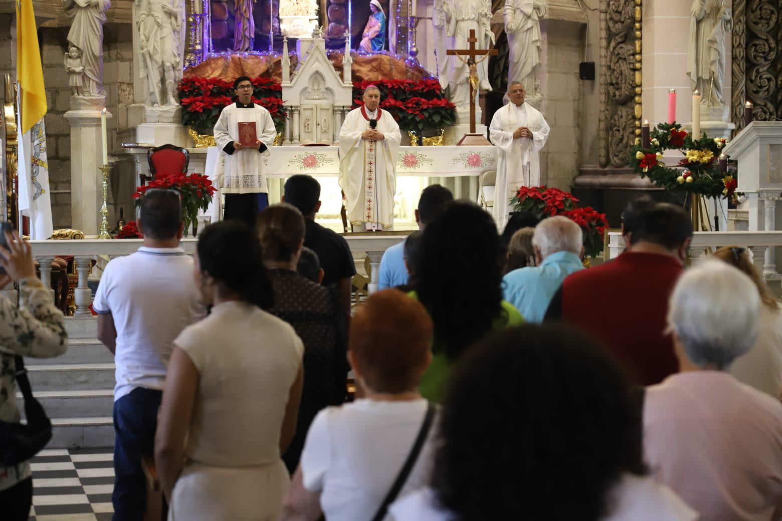 $!Jesús vino a dignificar y ennoblecer a la humanidad, afirma Obispo de Mazatlán en Navidad
