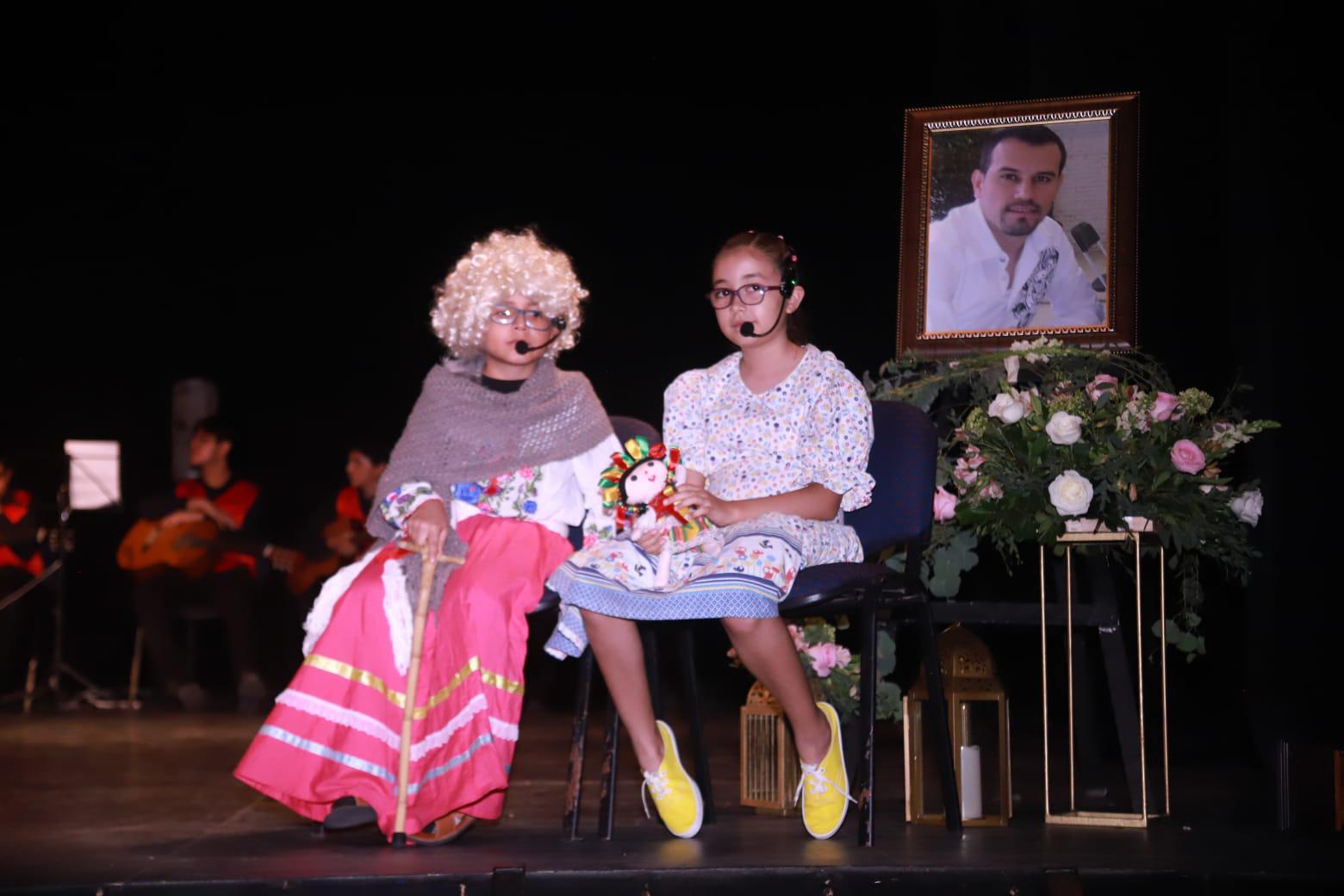 $!La abuelita y su nieta al momento de presentar su sketch.