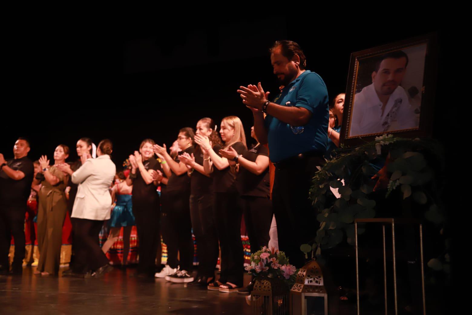 $!Los asistentes le brindaron un minuto de aplausos al coach de imagen.