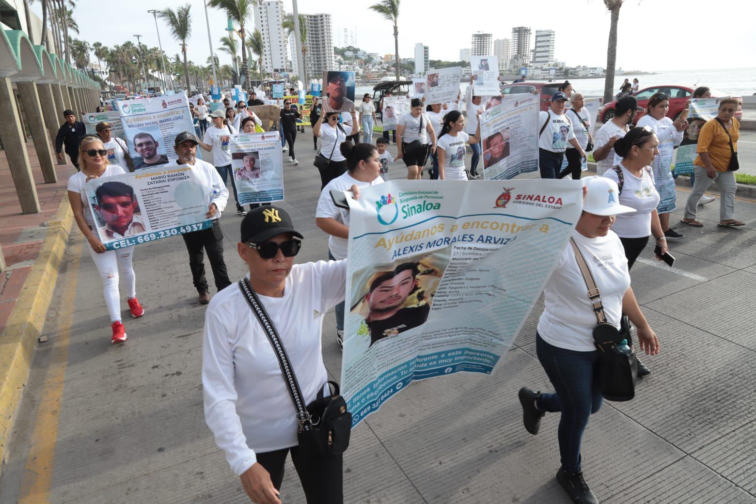 $!Familias de desaparecidos convierten el malecón de Mazatlán en espacio de protesta y memoria