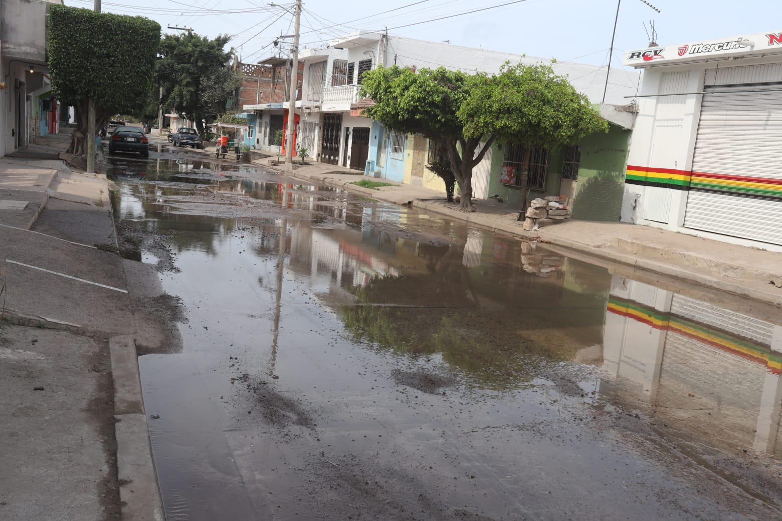 $!Aparecen fugas de agua en la recién remodelada avenida Insurgentes, en Mazatlán