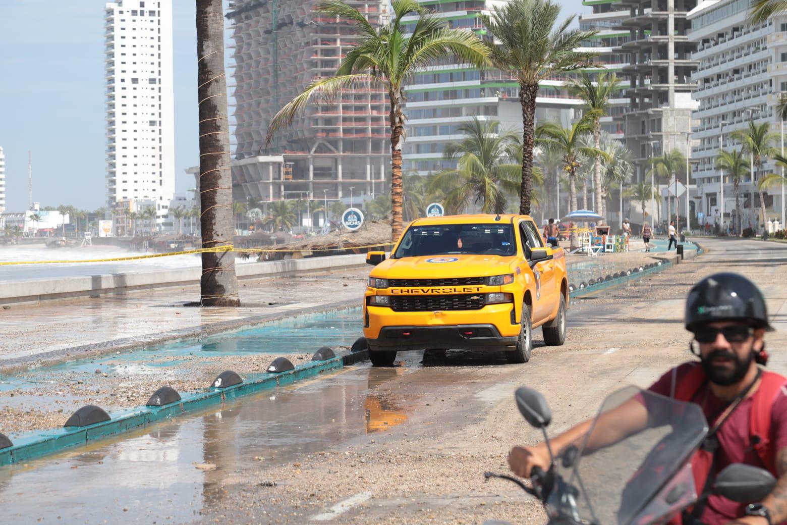 $!Marejadas ocasiona destrozos en palapas y mobiliario en playa de Mazatlán