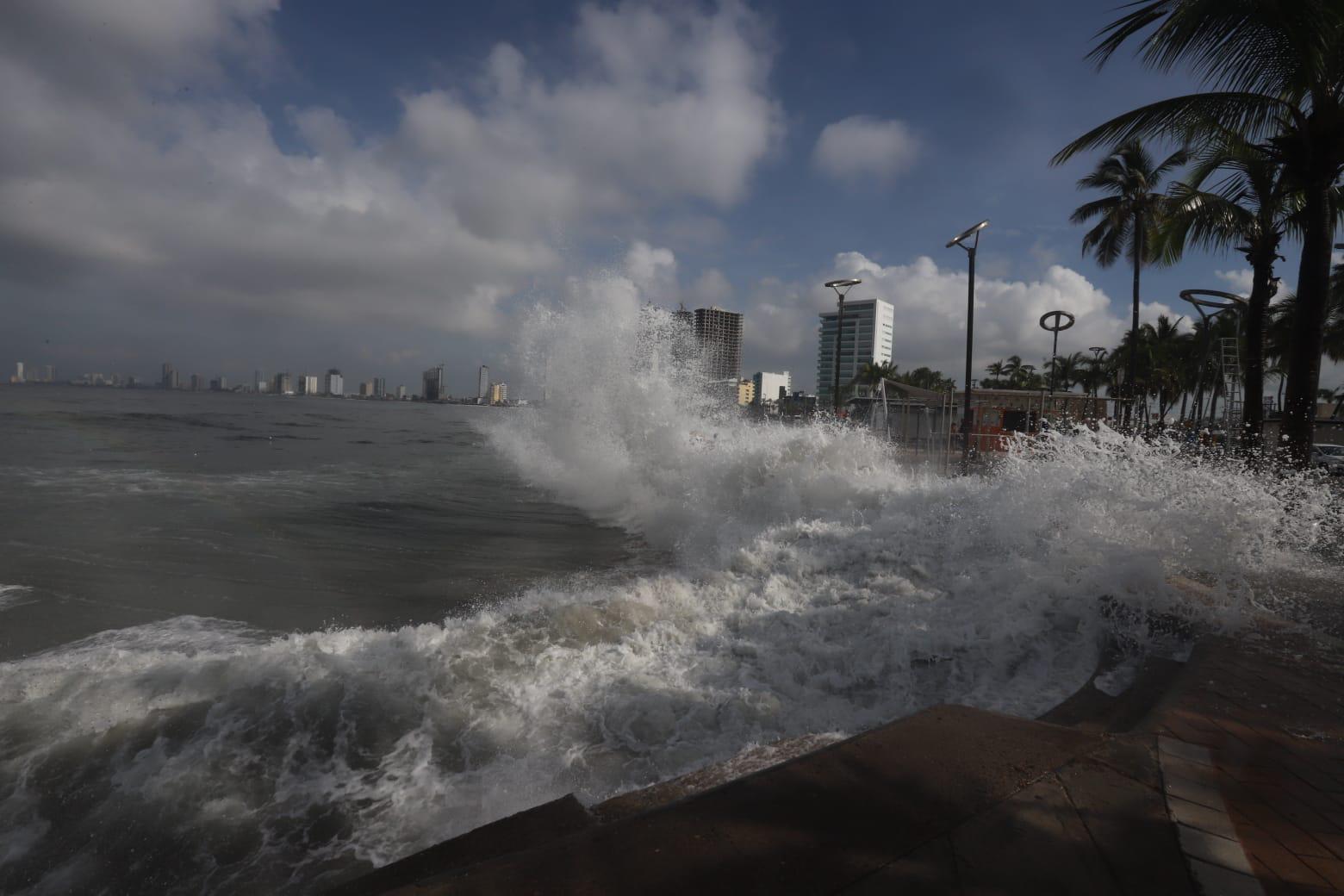 $!Registran playas de Mazatlán fuerte oleaje y obliga a resguardar pangas y mobiliario
