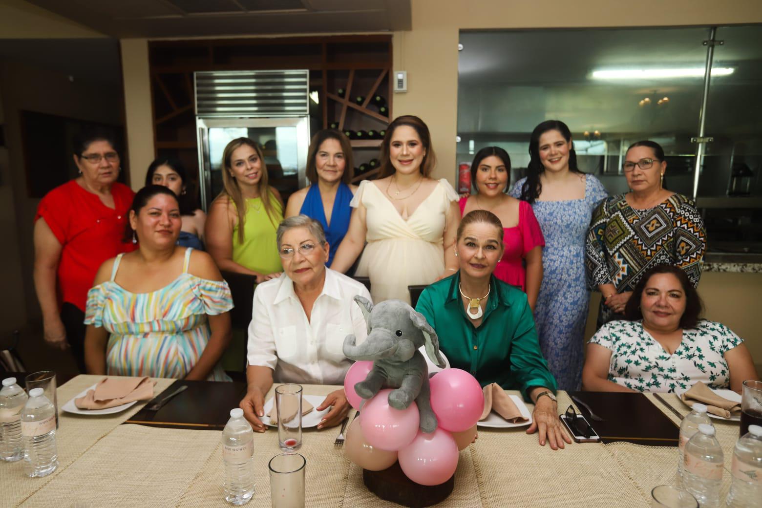 $!Susana Lizárraga, Nessy Martínez, Diana Lizárraga, Concepción Lizárraga, Estela Zataráin, Gaby Vega, Cinthta Zataráin, Blanca Ríos, Zaira Martínez, Antonieta Lizárraga, Margarita Manguart y Maxi Lizárraga.