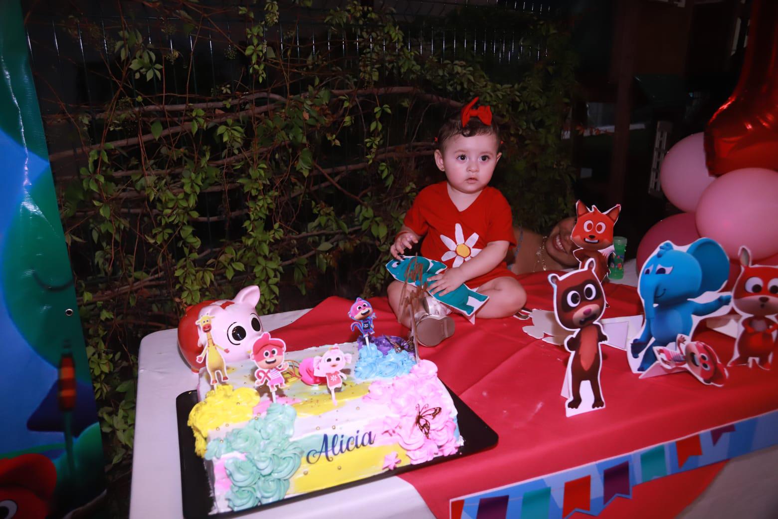 $!Un lindo pastel con las imágenes de La Patita Lulú lució en la mesa principal.