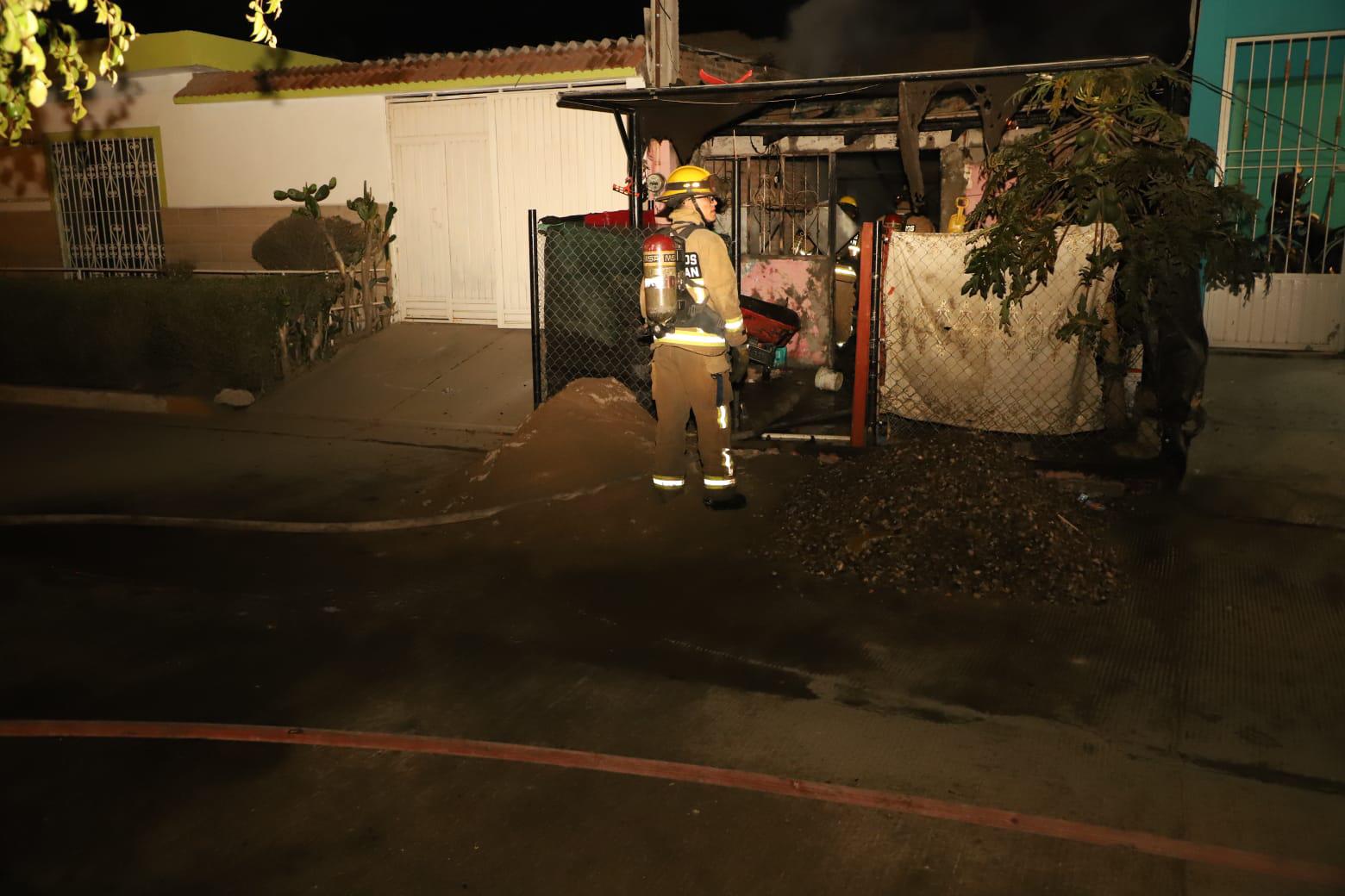 $!Incendio destruye vivienda de madera y lámina en la Colonia Azteca, en Mazatlán