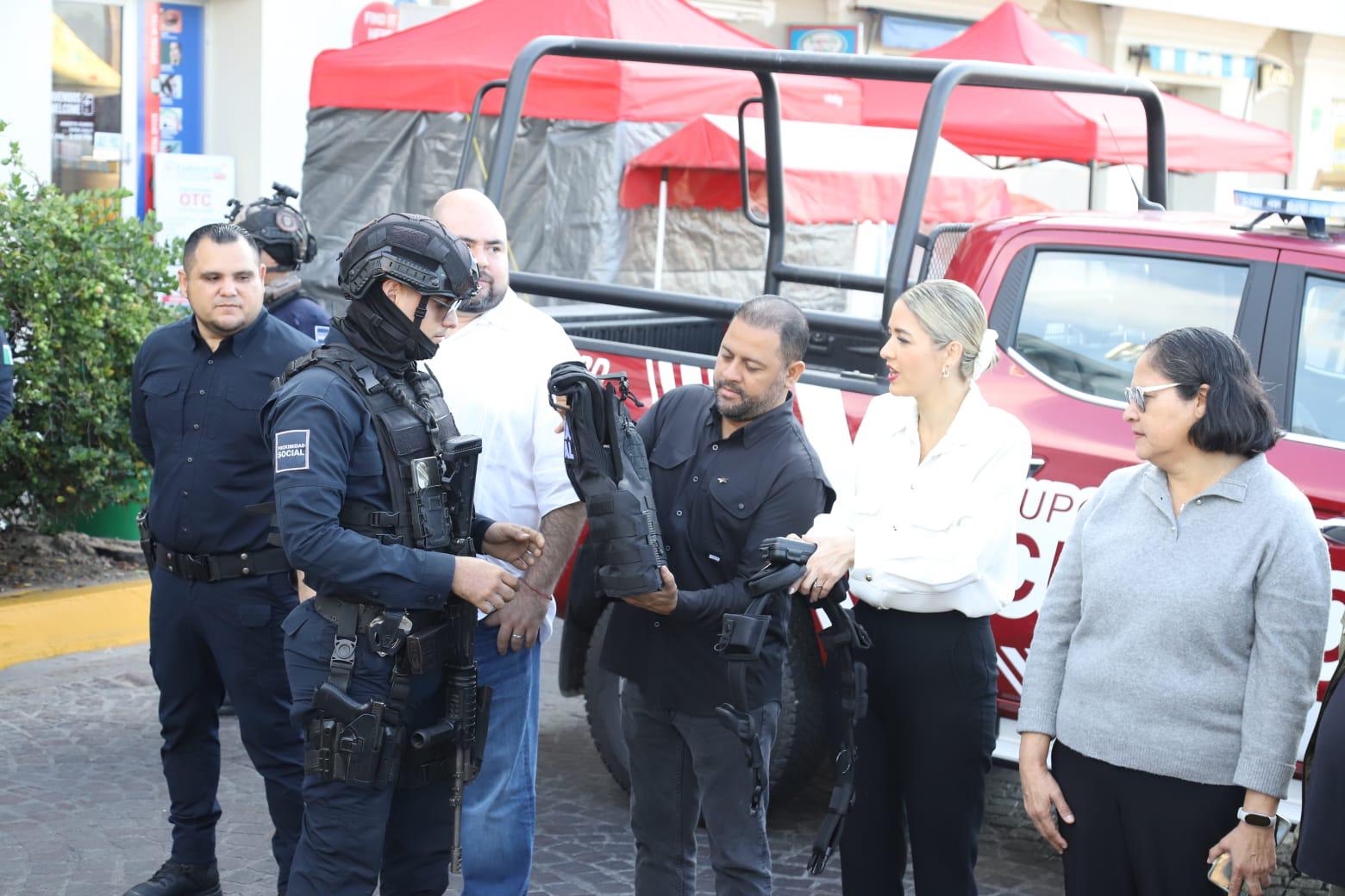 $!Mazatlán refuerza su Policía: entrega patrullas y equipo táctico por más de $19 millones