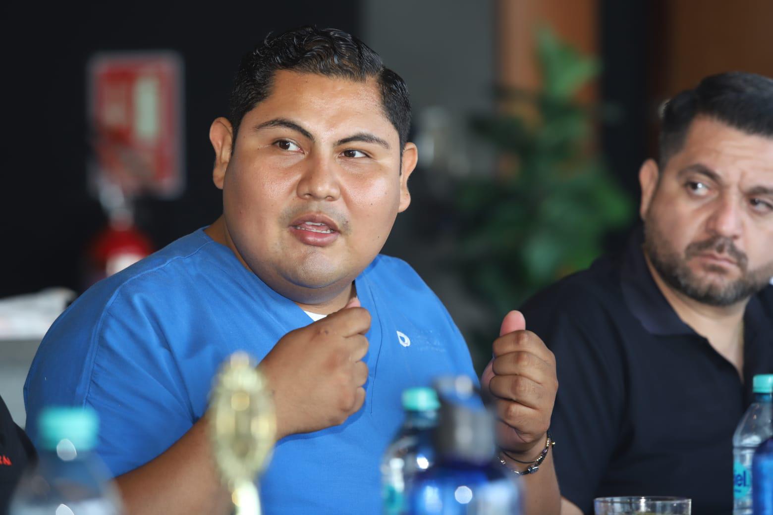 $!Christian López, fisioterapeuta del Asilo de Ancianos La Inmaculada, explicó la importancia de que los abuelitos se ejerciten.