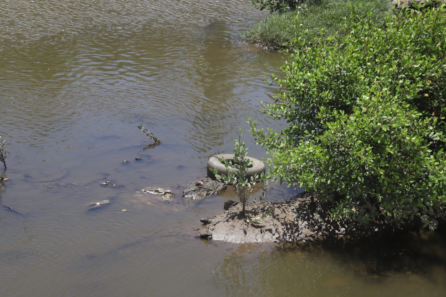 $!Canales pluviales de Mazatlán se han convertido en vertederos de desechos