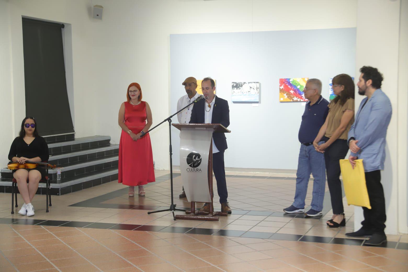 $!El pintor y escultor español Gabriel Miranda Blanco al dar la bienvenida.