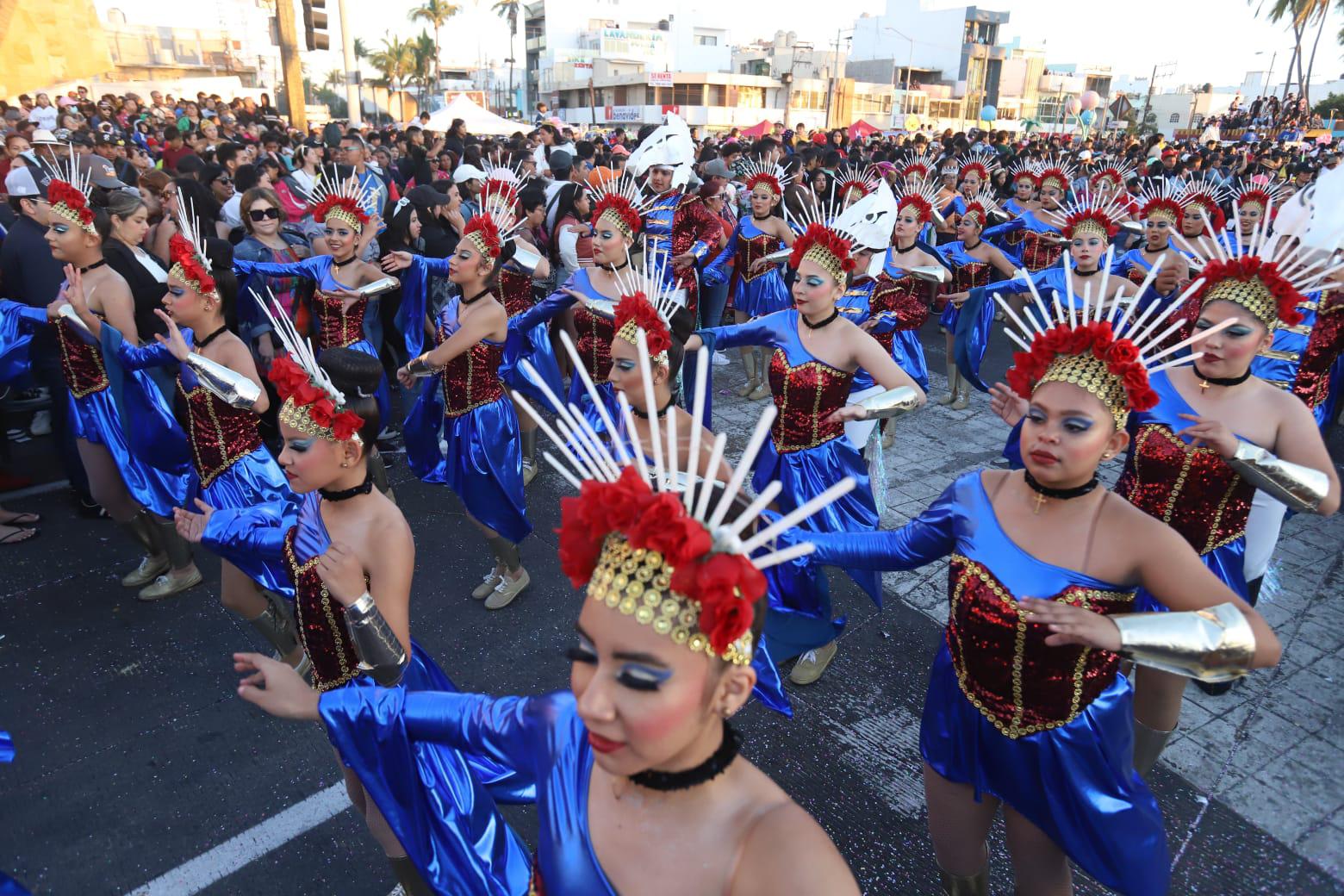 $!Las comparsas le dieron la alegría al desfile.