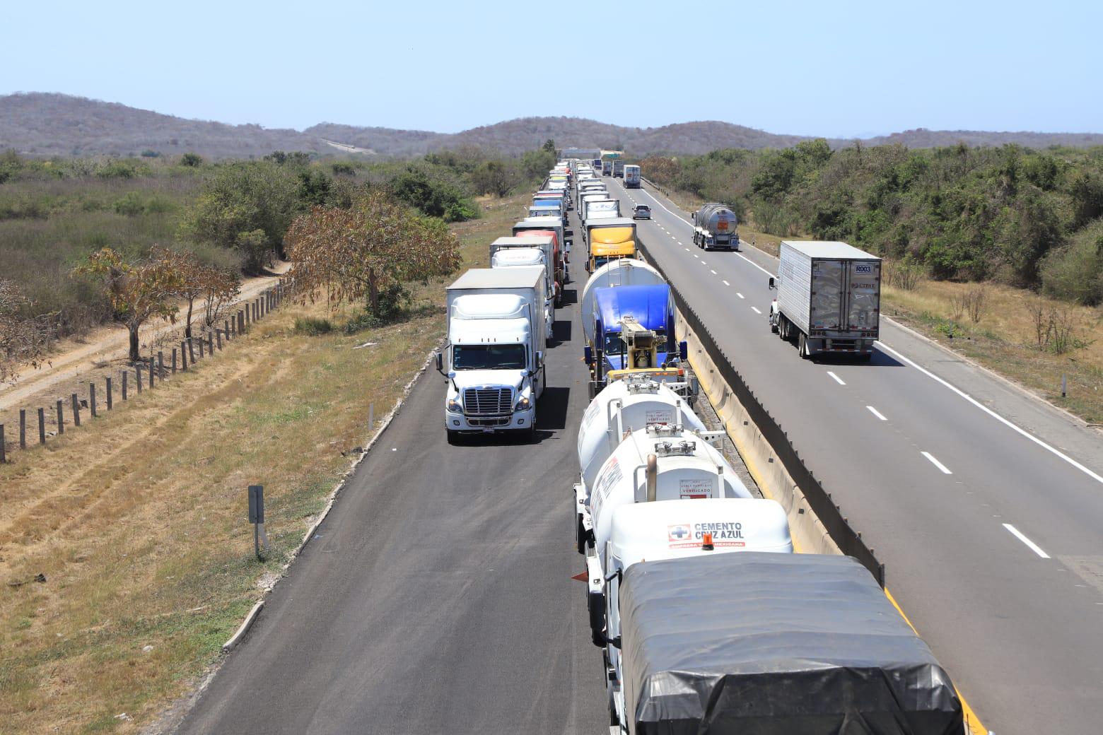 $!Vuelca camión de carga tras chocar contra otro en la autopista Mazatlán-Culiacán; el tráfico es lento