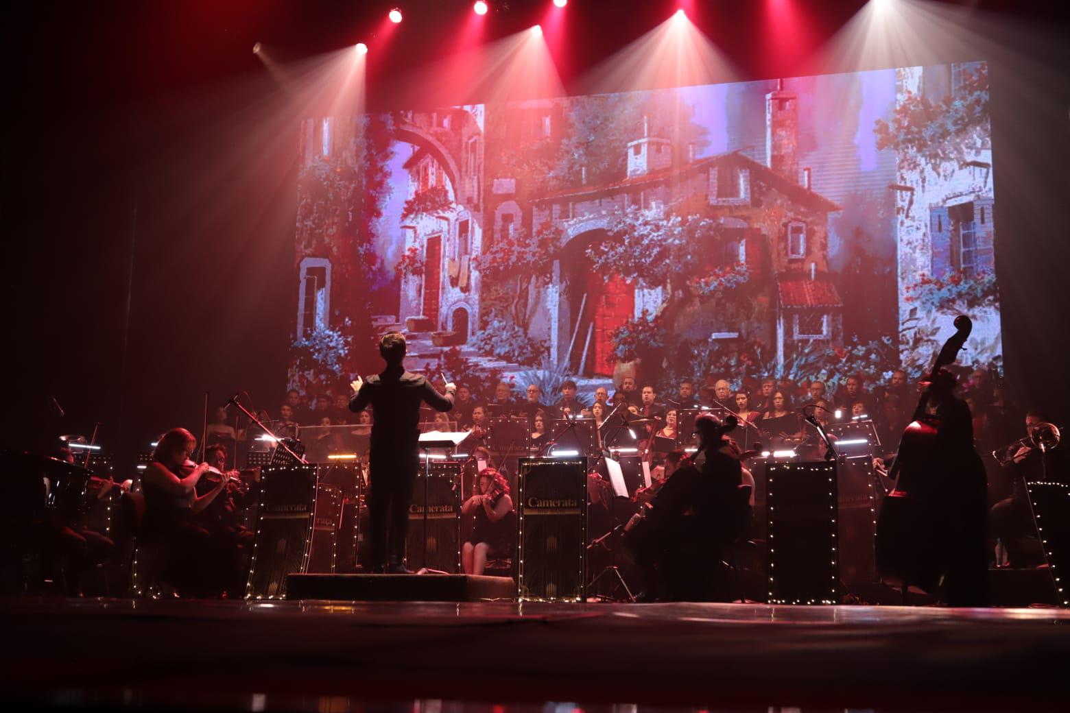 $!La Camerata Mazatlán, bajo la batuta del maestro Sergio Freeman y el Coro Ángela Peralta, que dirige la profesora Mary Murillo, acompañaron a la mezzosoprano.