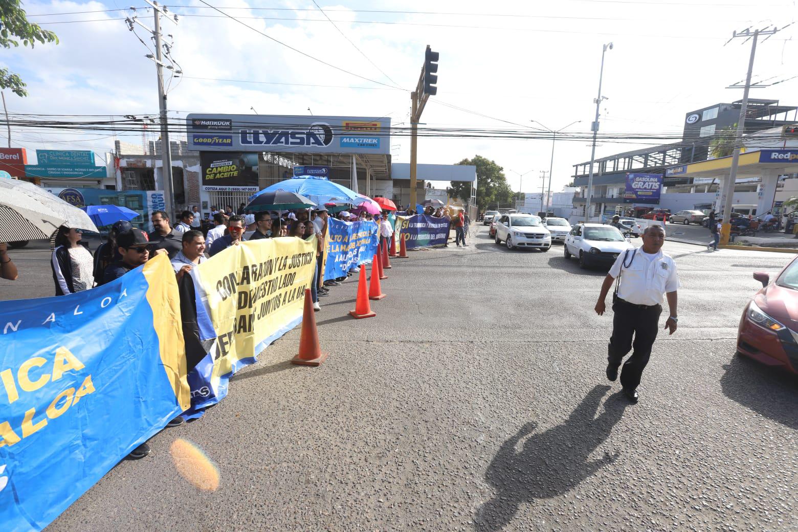 $!Manifestantes de la UAS bloquean la Ejército Mexicano en Mazatlán, pero genera caos vial en toda la zona
