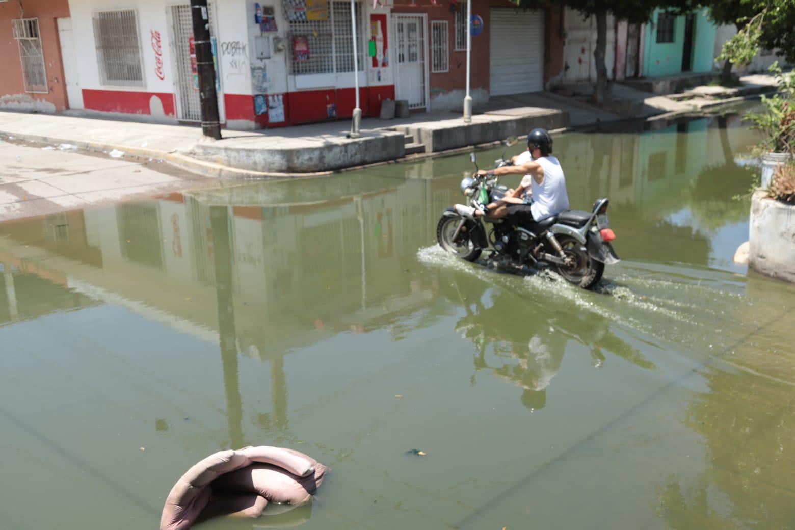 $!Viven vecinos de la colonia Independencia, en Mazatlán, entre grandes charcos de aguas negras