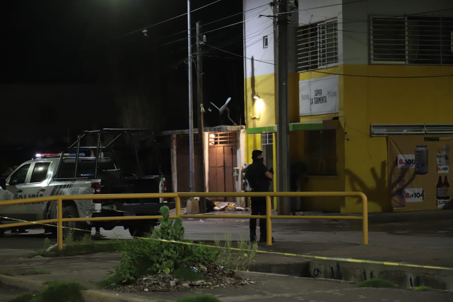 $!Lanzan artefacto explosivo contra expendio de cerveza e Mazatlán; hay un herido