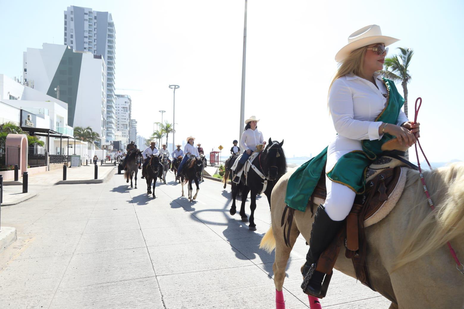$!Charros mazatlecos realizan cabalgata a caballo par pedir a San Judas Tadeo por la paz y la hermandad