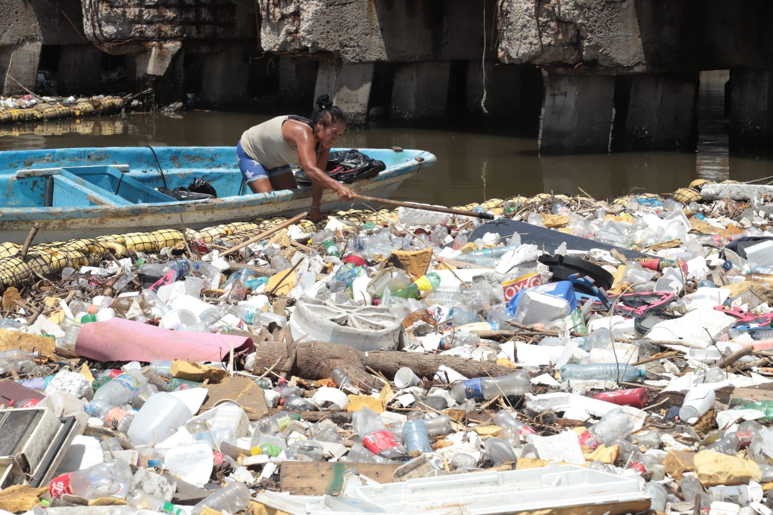 $!Lluvias de sábado por la noche dejan más basura en las biobardas de Mazatlán