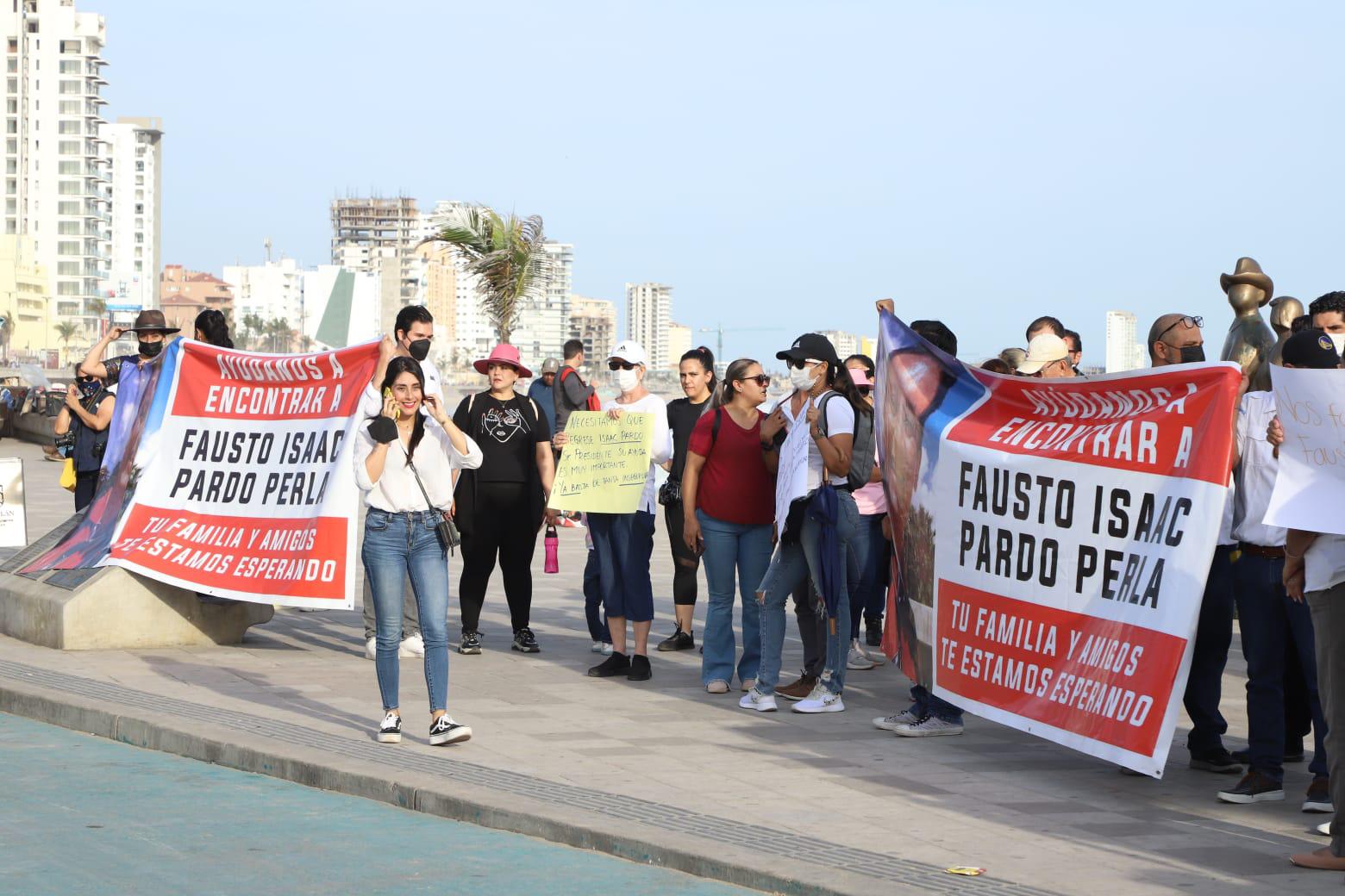 $!Se manifiestan amigos y familiares de maestro que fue privado de su libertad en Mazatlán