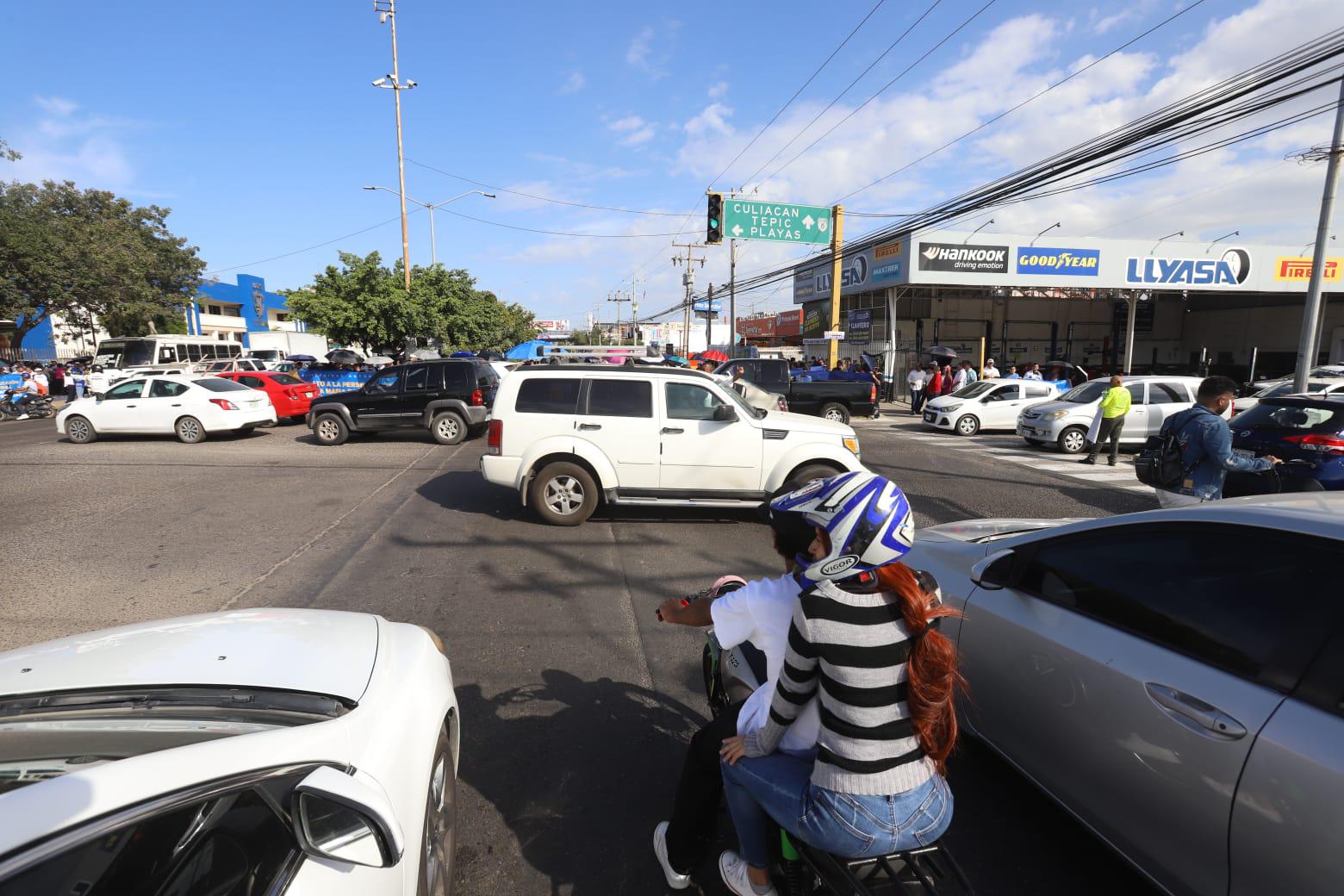 $!Manifestantes de la UAS bloquean la Ejército Mexicano en Mazatlán, pero genera caos vial en toda la zona