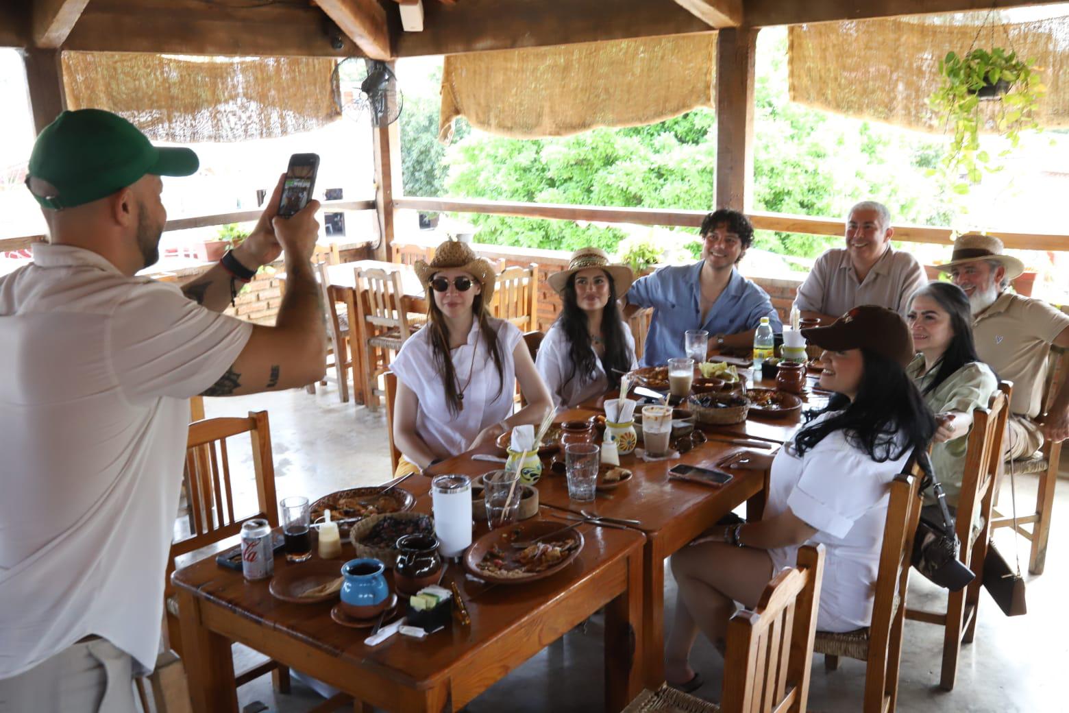 $!Recorren influencers La Noria, Mazatlán