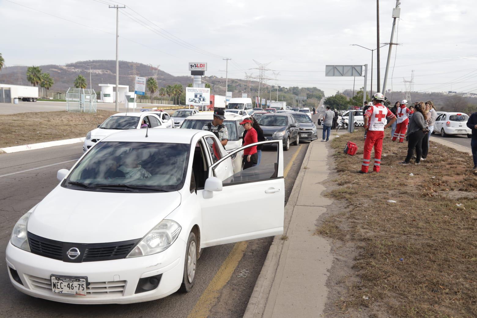 $!Se registra carambola de siete vehículos en la carretera Internacional, al sur de Mazatlán