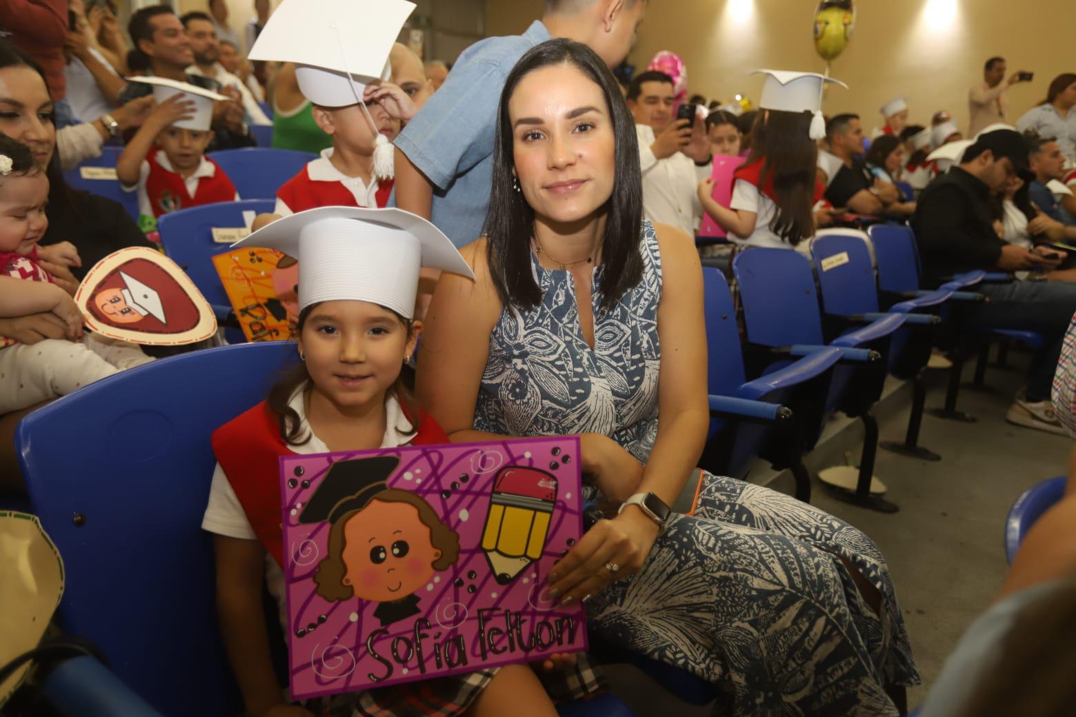 $!Sofía Felton junto a su mamá Yamel Torres.