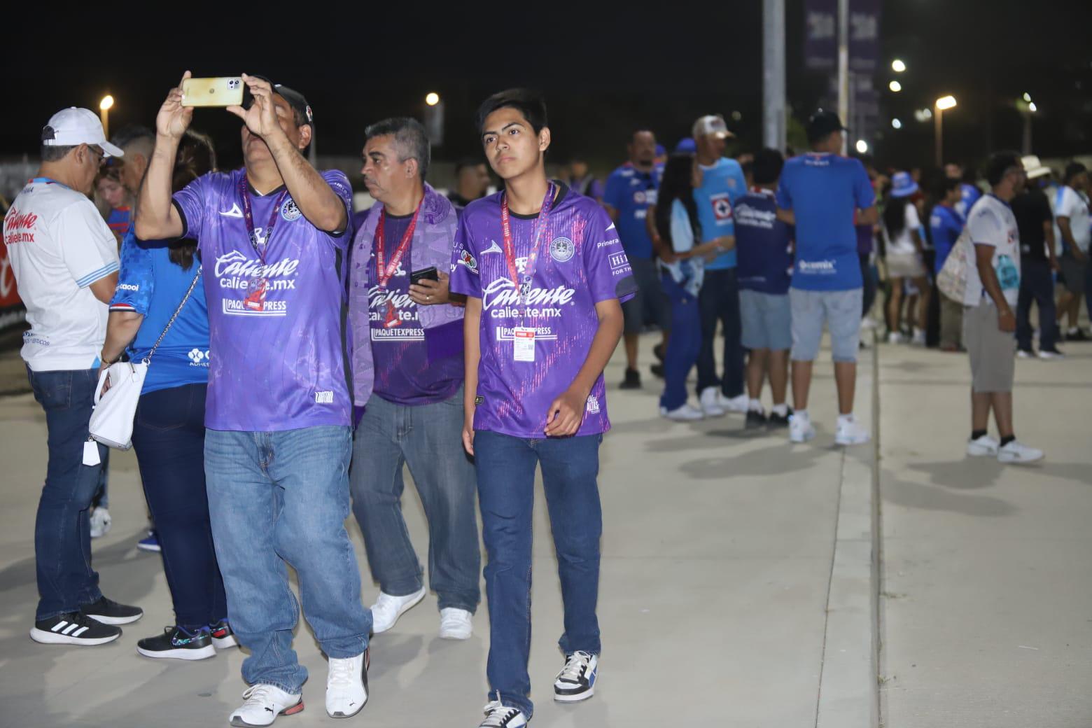 $!Fiesta celeste en Mazatlán: La Máquina tiñe de azul el estadio El Encanto