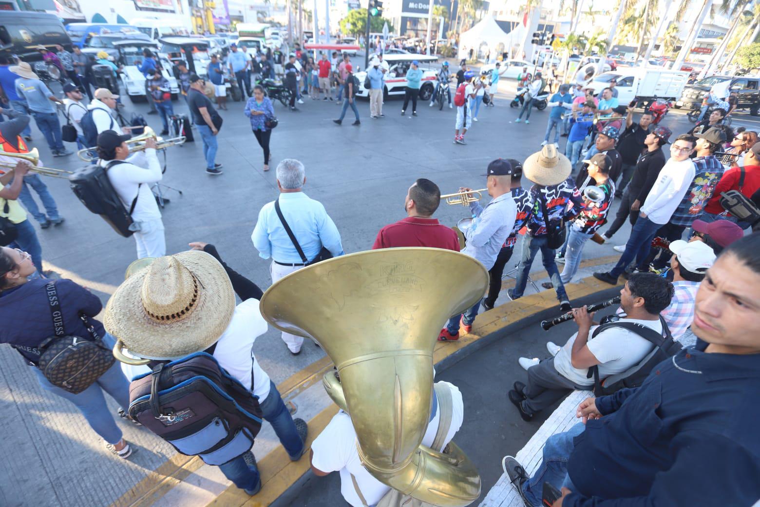$!Tras más de cinco horas de protesta en la zona hotelera de Mazatlán, músicos mantienen plantón en el malecón
