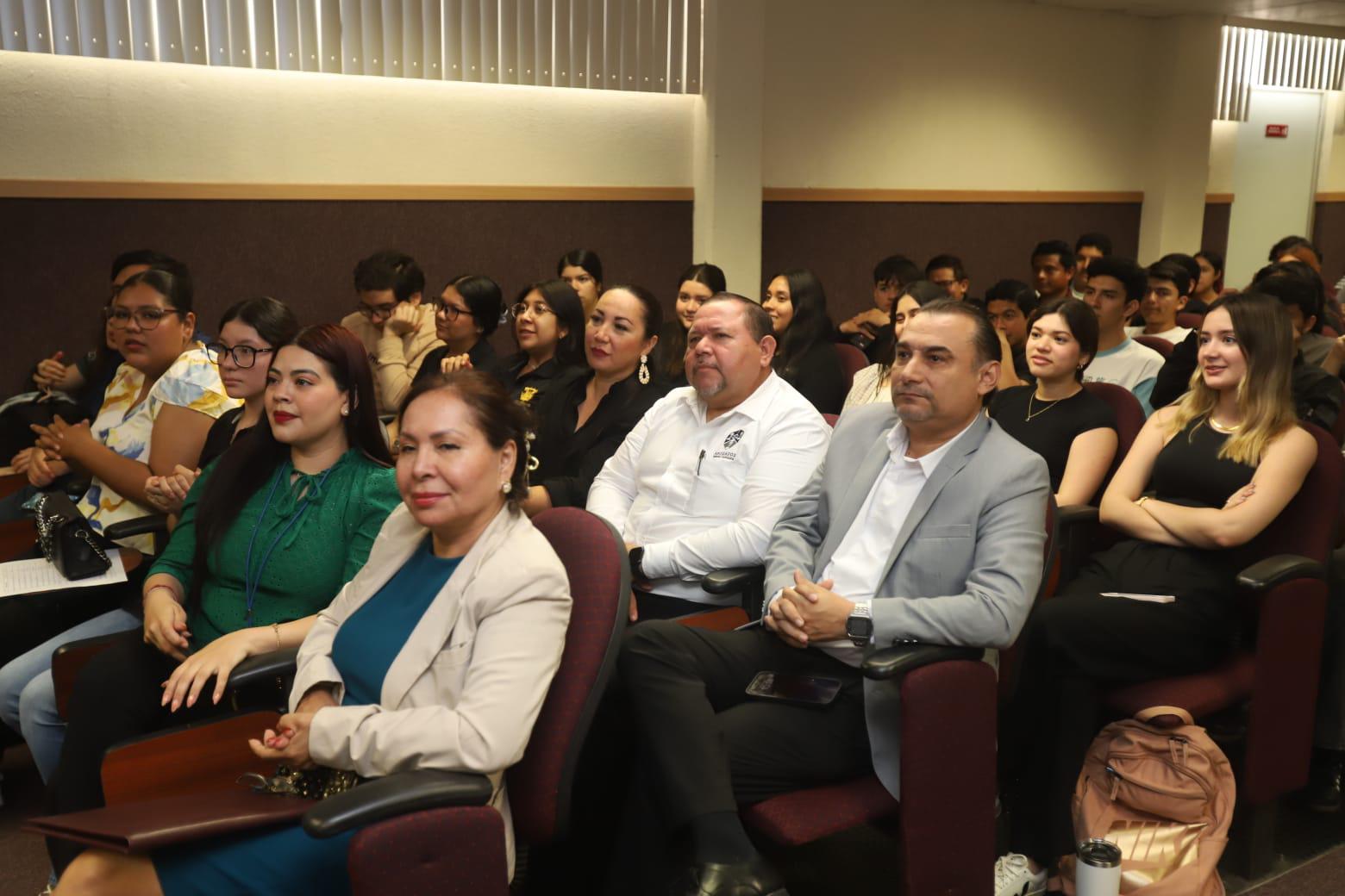 $!Es Iglesia católica una monarquía absoluta, pero elige al Papa democráticamente: Investigador