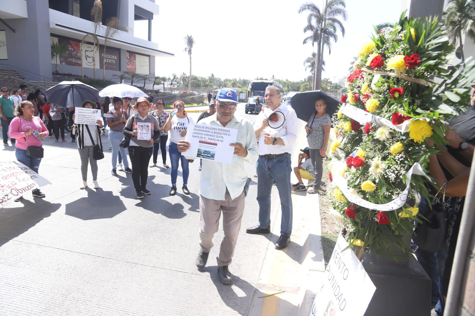 $!Marchan en Mazatlán contra la corrupción y la impunidad