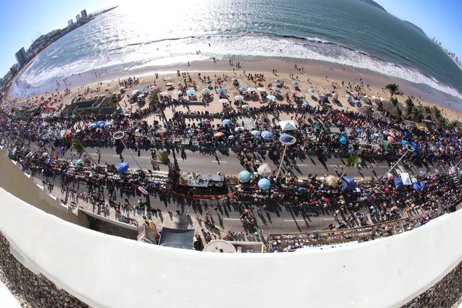 $!#Galería | Malecón de Mazatlán se muestra abarrotado y listo para que inicie la algarabía del desfile