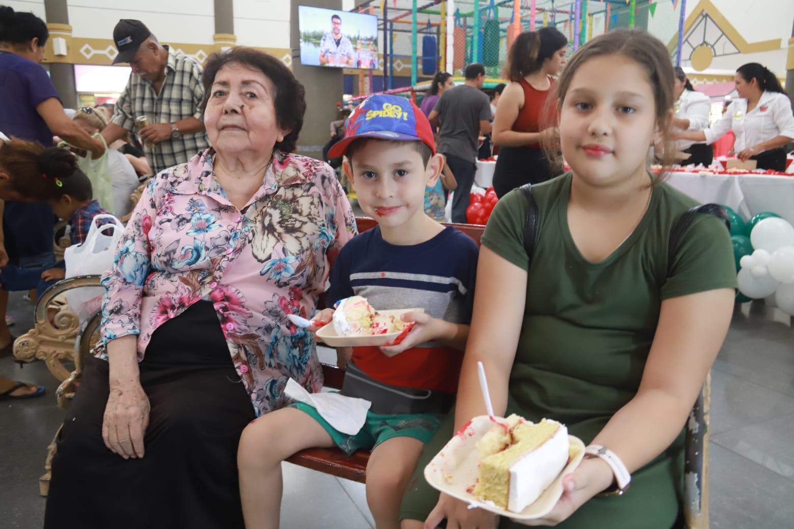 $!Ofelia Osuna junto a Emiliano y Katherine Martínez.
