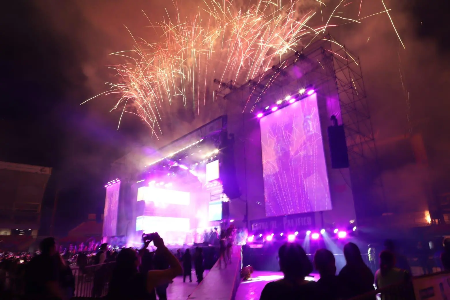 $!El público mazatleco disfruta de la pirotecnia después de la coronación de Javier I.