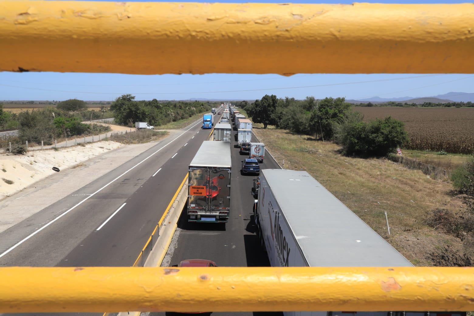 $!Vuelca camión de carga tras chocar contra otro en la autopista Mazatlán-Culiacán; el tráfico es lento