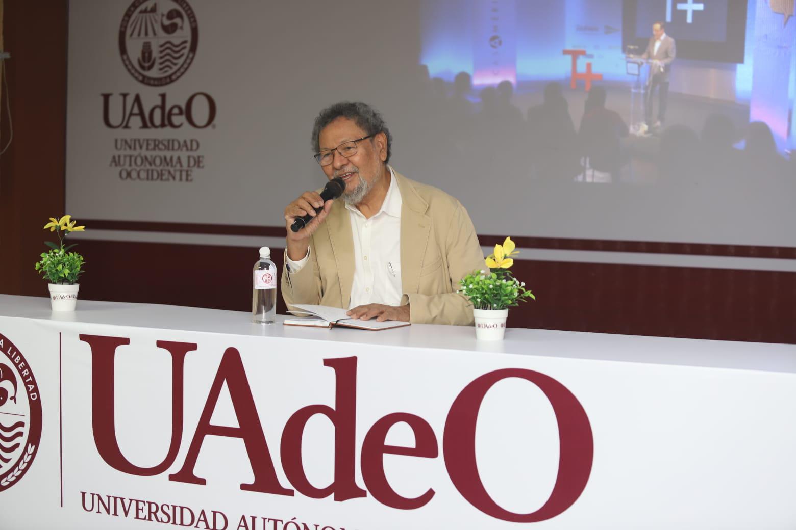 $!El escritor Élmer Mendoza compartió una charla con estudiantes de la UAdeO.