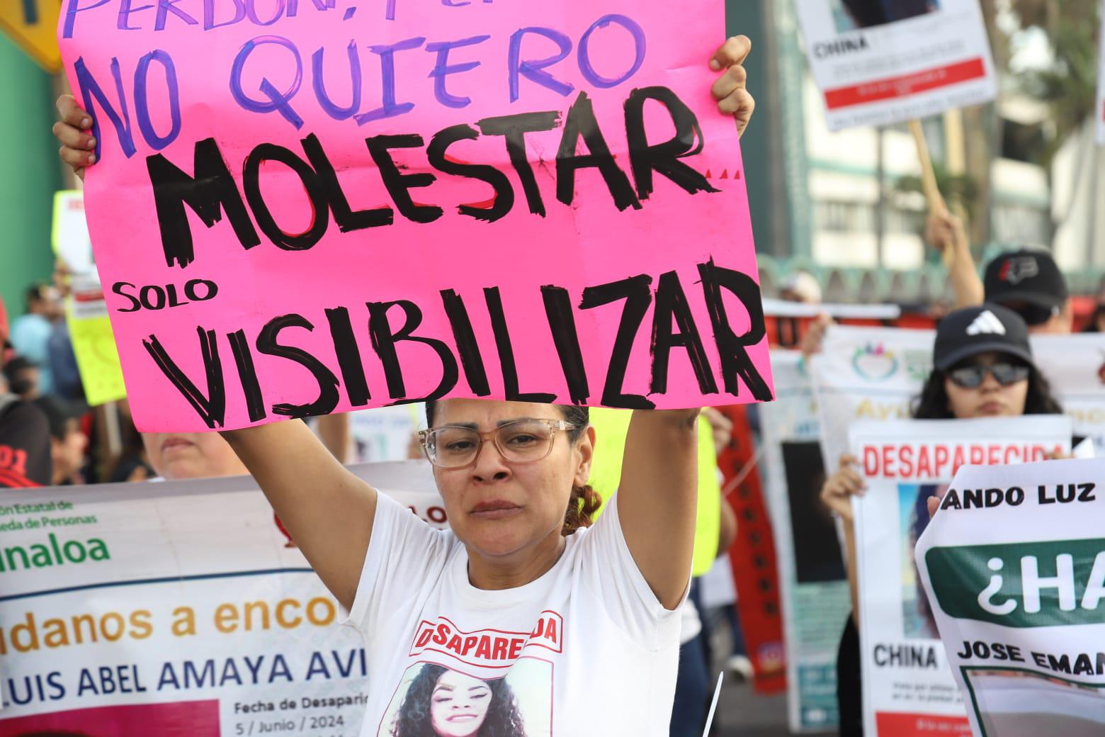 $!Se integran personas buscadoras al desfile del Carnaval de Mazatlán